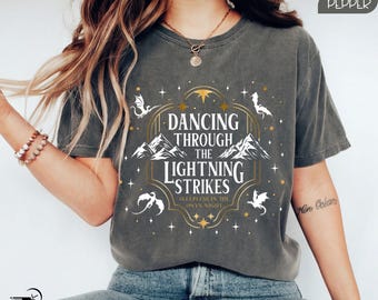 Camiseta "Bailando entre relámpagos", diseño inspirado en la Cuarta Ala, Onyx Storm, regalo para amantes de los dragones