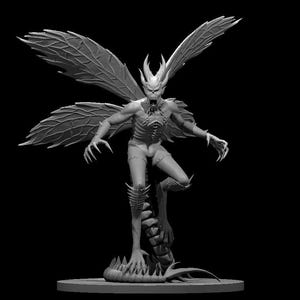 Op de afbeelding: Een grijswaarden 3D-geprinte figuur van een demonisch wezen met grote, gedetailleerde vleugels. De figuur heeft scherpe klauwen, een skeletachtig torso en staat op een getextureerde basis. Het gezicht van het wezen is vertrokken in een dreigende uitdrukking.
