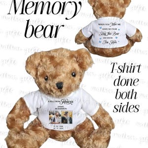 Op de afbeelding: Een bruine teddybeer met een wit t-shirt met de tekst "A HUG FROM Heaven" en een foto. De achterkant van de beer toont een shirt met de tekst "When you miss me have no fear hug this bear and know I'm here."