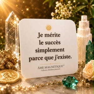 Könnte beinhalten: Eine quadratische weiße Karte mit dem französischen Text 'Je mérite le succès simplement parce que j'existe.' und 'ÂME MAGNÉTIQUE Collection Abondance financière' in Schwarz, umgeben von klaren Kristallen, einer Goldmünze und einem grünen Edelstein.