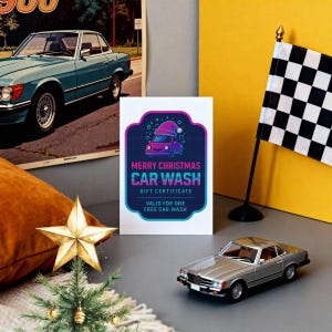 Op de afbeelding: Een cadeaukaart voor een autowasbeurt met een kerstthema. De kaart toont een cartoonauto met een kerstmuts, met de tekst "Merry Christmas Car Wash". Een miniatuur zilveren auto en een geblokte vlag zijn ook aanwezig.