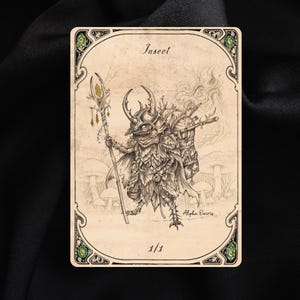 Può includere: Una carta d'arte fantasy con una creatura simile a un insetto con un elmo cornuto, che porta un bastone e uno zaino. La carta è incorniciata con bordi ornati e la parola "Insect" è in alto. L'illustrazione è in bianco e nero con uno sfondo di foresta.
