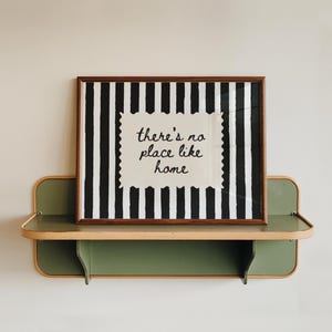Könnte beinhalten: Rustikales Holzschild mit dem Text "Welcome to our home" in weißer Schrift. Das Schild hat eine Used-Optik und ein schlichtes, einladendes Design, ideal für eine Veranda oder einen Eingangsbereich.