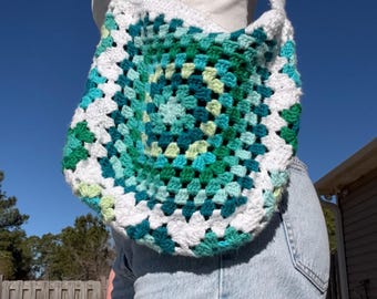 Bolso de ganchillo cuadrado de abuela azul