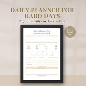 Puede incluir: Un planificador diario enmarcado titulado Bare Minimum Day con secciones para fecha, esenciales, autocuidado, estado de ánimo, pequeñas victorias y notas. El texto dice Daily Planner for Hard Days, Tiny wins, daily essentials, self care y Done Is Enough Today.