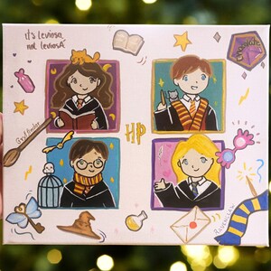 Puede incluir: Un lienzo pintado a mano con cuatro ilustraciones de dibujos animados de personajes de una popular serie de fantasía. La obra de arte incluye el texto "it's leviosa not leviosA" y varios elementos temáticos como una escoba, una jaula y un sombrero.