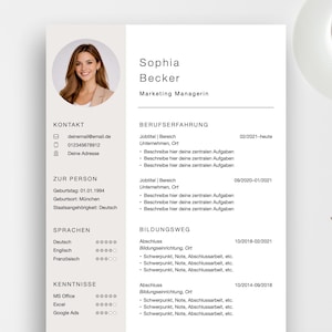 Puede incluir: Una plantilla de currículum vitae con una foto de una mujer, información de contacto, experiencia laboral, educación y habilidades. El currículum tiene un diseño minimalista con fondo blanco y texto negro. Una taza de café y un teclado están en el fondo.
