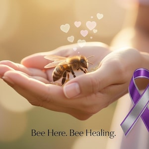Può includere: Un'ape si riposa in mani a coppa, con un nastro viola e argento nell'angolo. Sfondo sfocato con forme di cuore fluttuanti. Il testo recita "Bee Here. Bee Healing."