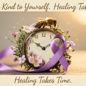 Może przedstawiać: Zegar w stylu vintage ozdobiony kwiatami i fioletową wstążką, z pszczołą na górze. Tarcza zegara pokazuje godzinę i tekst "Bee Kind to Yourself. Healing Takes." i "Healing Takes Time."