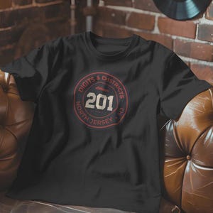 Digits & Districts Tシャツ - 201 North Jersey 市外局番 | シリーズ I バッジ