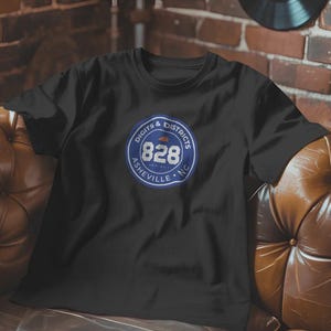 Ziffern & Distrikte T-Shirt - 828 Asheville Öffner den Bereich Code Series I Badge
