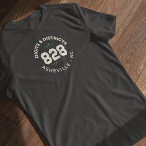 Ziffern & Distrikte T-Shirt 828 Asheville Öffner die Vorwahl | Serie II Ikone