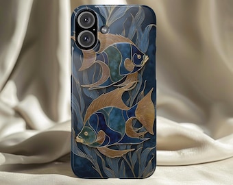 Capa para celular com ilustração de peixe-anjo em cena do oceano profundo com detalhes em dourado.