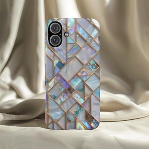 Könnte beinhalten: Eine Smartphone-Hülle mit geometrischem Design. Die Hülle hat ein Mosaikmuster aus irisierenden, perlmuttartigen und weißen Segmenten, die mit goldfarbenen Linien umrandet sind. Die Kameralinsen des Telefons sind oben sichtbar.