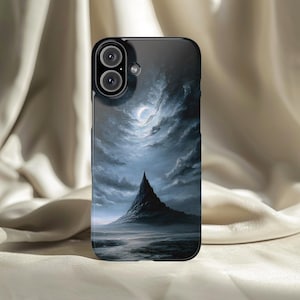 Puede incluir: Funda de teléfono negra con una pintura de paisaje de una montaña bajo un cielo nublado y una luna creciente. La funda tiene un acabado brillante y un recorte para la cámara.