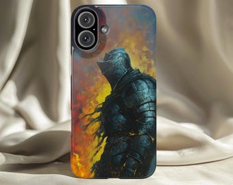 Puede incluir: Funda de teléfono con un caballero oscuro con armadura completa sobre un fondo de fuego naranja y amarillo. La funda tiene un acabado brillante y un recorte para una cámara de doble lente.