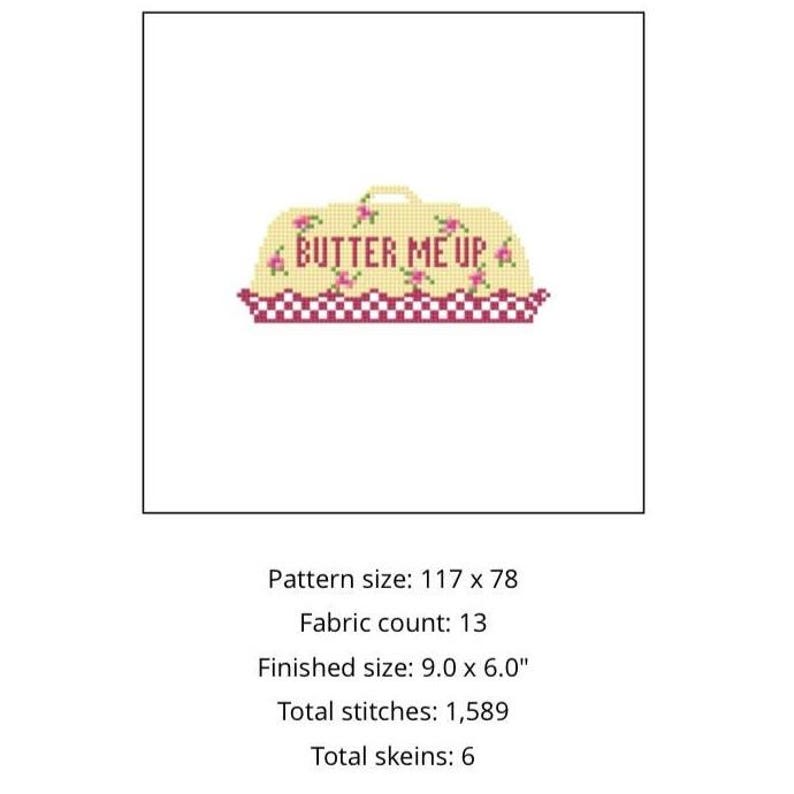 K&ouml;nnte beinhalten: Kreuzstich-Design mit einem gelben Kuchen mit dem Text "BUTTER ME UP" in Rot. Der Kuchen ist mit rosa Blumen verziert und sitzt auf einem karierten Rand. Die fertige Gr&ouml;&szlig;e betr&auml;gt 22,86 x 15,24 cm.
