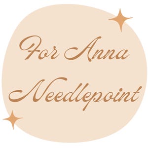 K&ouml;nnte beinhalten: Ein hellbeige kreisf&ouml;rmiges Design mit den Worten "For Anna Needlepoint" in einer braunen Schriftart. Zwei vierzackige Sterne befinden sich oben rechts und unten links im Kreis.
