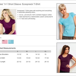 Op de afbeelding: Een scoop neck t-shirt met korte mouwen in roze, licht aqua en wit. Het t-shirt is gemaakt van 5,8 oz. voorgeshronken 100% gekamd ringgesponnen katoen. Het heeft zijnaden voor een custom getailleerde pasvorm en een 1/2 inch hals en manchetten. De maattabel toont de afmetingen in inches voor schouderbreedte, borstbreedte en totale lengte.