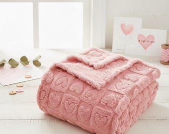 Pink Heart Checkered Throw Blanket, Valentine’s Gift, Soft Fuzzy Cozy Blanket, Lightweight All-Season Gift for Her, Couch Sofa Bed Decor