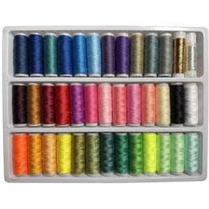 Peut inclure: Un kit de couture avec une variété de bobines de fil colorées. Les bobines sont disposées dans un plateau en plastique blanc, avec des couleurs allant du bleu et vert au rose et jaune. Les fils semblent être faits d'un matériau brillant.