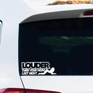 Peut inclure: Autocollant en vinyle blanc avec le texte "LOUDER THAN YOUR MUM LAST NIGHT" et une silhouette stylisée d'une personne. L'autocollant est conçu pour être appliqué sur une vitre de voiture ou toute autre surface lisse.