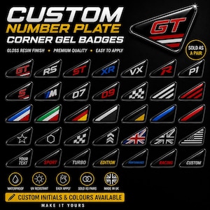 Può includere: Un insieme di badge angolari in gel neri con vari design e testi, tra cui "GT", "RS" e "SPORT". I badge sono lucidi e offrono iniziali e colori personalizzati. Il testo "CUSTOM NUMBER PLATE CORNER GEL BADGES" è in alto.