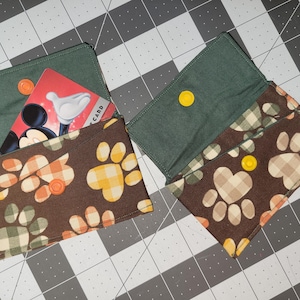 Adorable tarjetero hecho a mano con estampado de huellas de patas a cuadros – Cartera delgada con cierre a presión