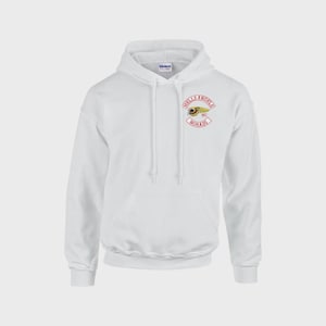 Puede incluir: Una sudadera con capucha blanca que cuenta con un bolsillo tipo canguro frontal y mangas largas. En la parte superior izquierda del pecho, hay un parche bordado circular en rojo y blanco con el texto HELLS ANGELS NOMADS y un gráfico central de una calavera alada.