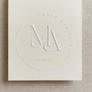 Op de afbeelding: Een set van drie keramische nestkommen in blauwe, groene en witte tinten. De kommen hebben een gespikkelde glazuur en een eenvoudig, modern ontwerp. De grootste kom heeft een diameter van ongeveer 15 cm.
