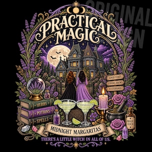 Puede incluir: Una ilustración gráfica que muestra una casa grande bajo una luna llena, enmarcada por ramas de lavanda. Incluye una bola de cristal, libros apilados con las etiquetas Herbs, Potions, Spells, dos margaritas, una vela y el texto Practical Magic.