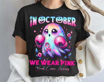 Im Oktober tragen wir rosa PNG, niedliches Geist-Brustkrebs-Bewusstsein, Halloween Pink Ribbon Shirt Design, Survivor Support PNG, digitaler Download