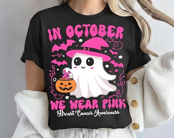 Im Oktober tragen wir rosa PNG, niedliches Geist-Brustkrebs-Bewusstsein, Halloween Pink Ribbon Shirt Design, Survivor Support PNG, digitaler Download