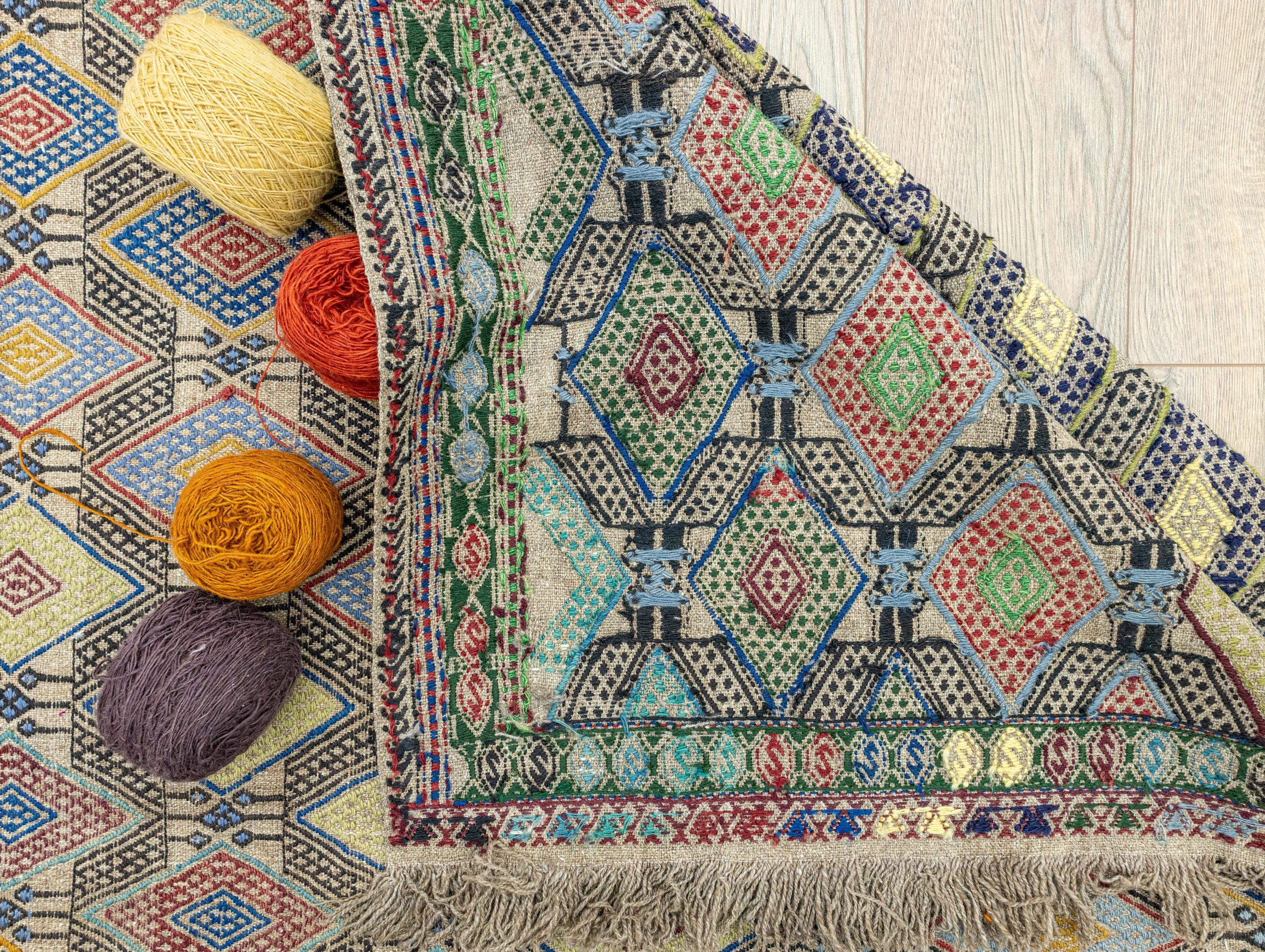 ヴィンテージ トルコ刺繍キリム 4.5x6.2フィート – 栗毛ウール