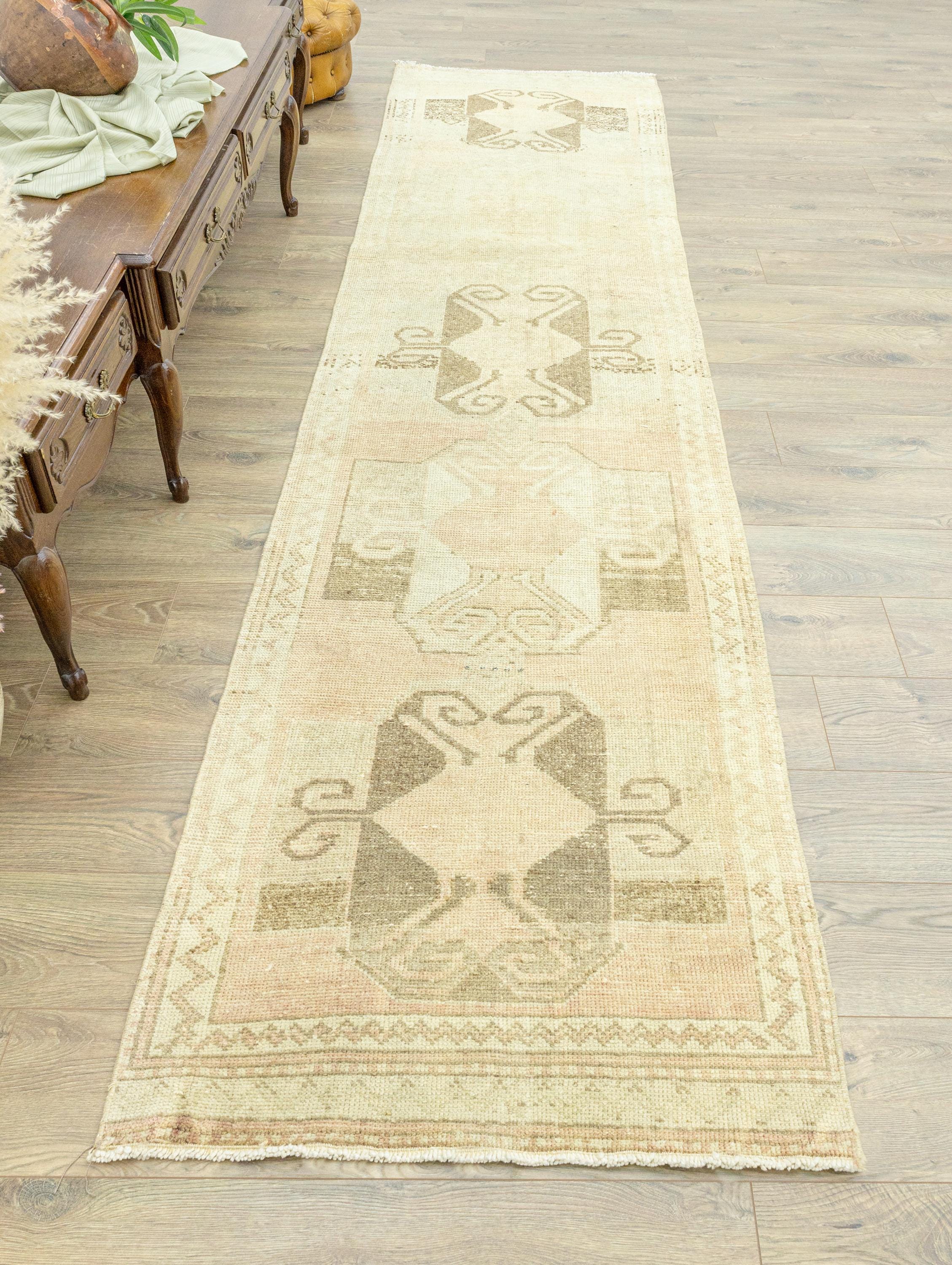 ヴィンテージ トルコ製 ウシャック ランナーラグ：手編みウール