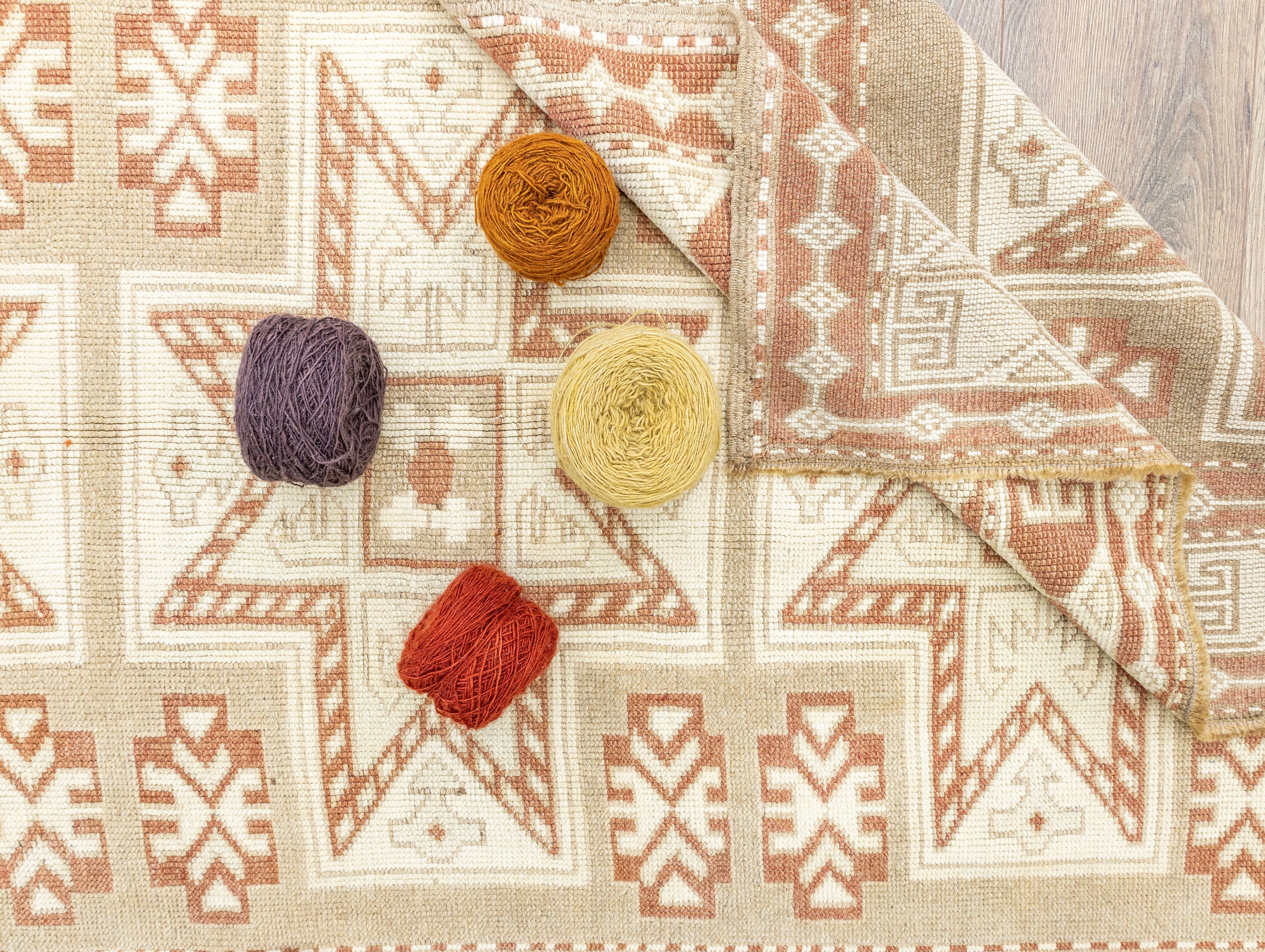 ヴィンテージ トルコ ウシャク ラグ: 4'7''x6'6''、オーガニックウール