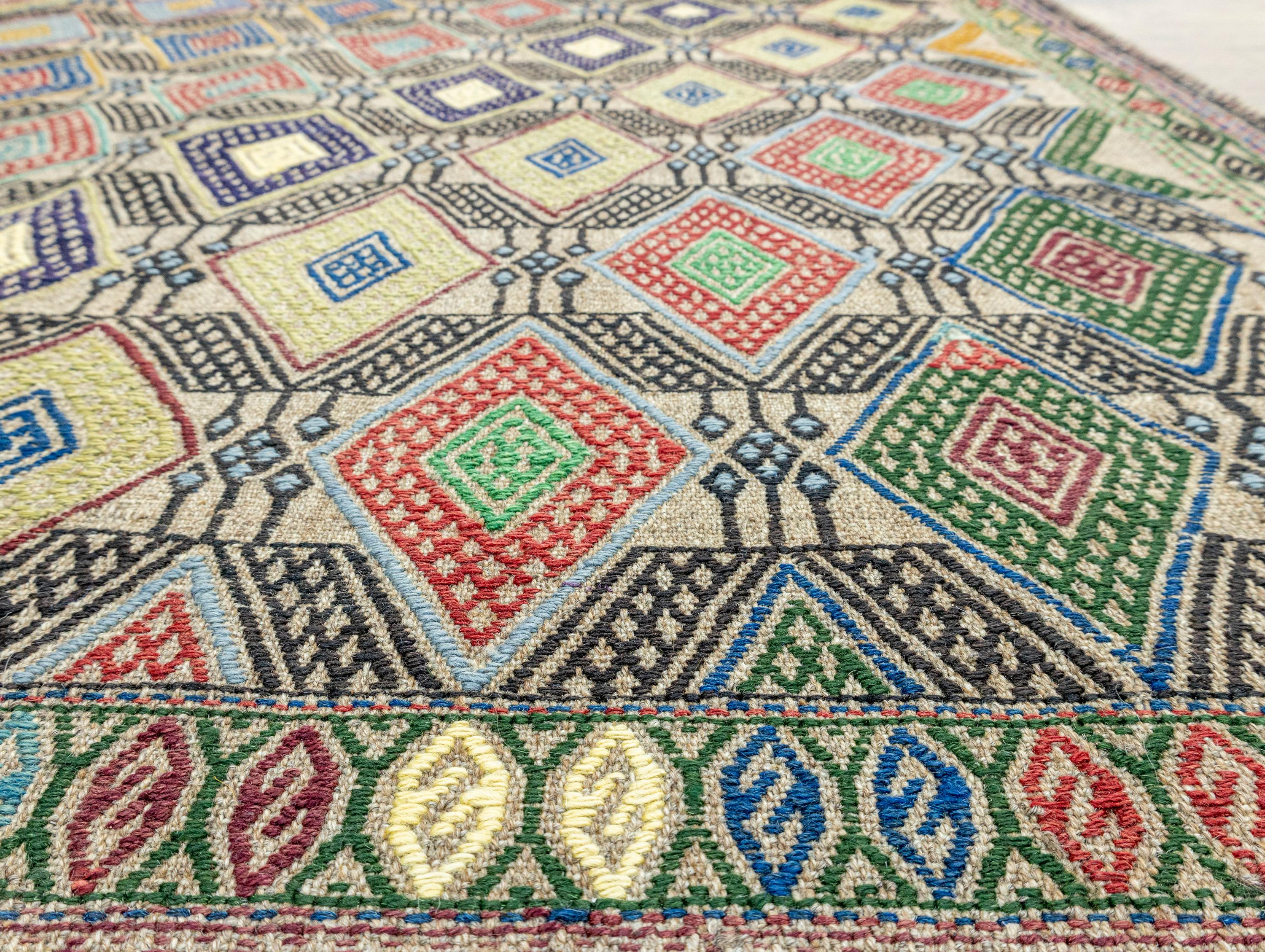 ヴィンテージ トルコ刺繍キリム 4.5x6.2フィート – 栗毛ウール