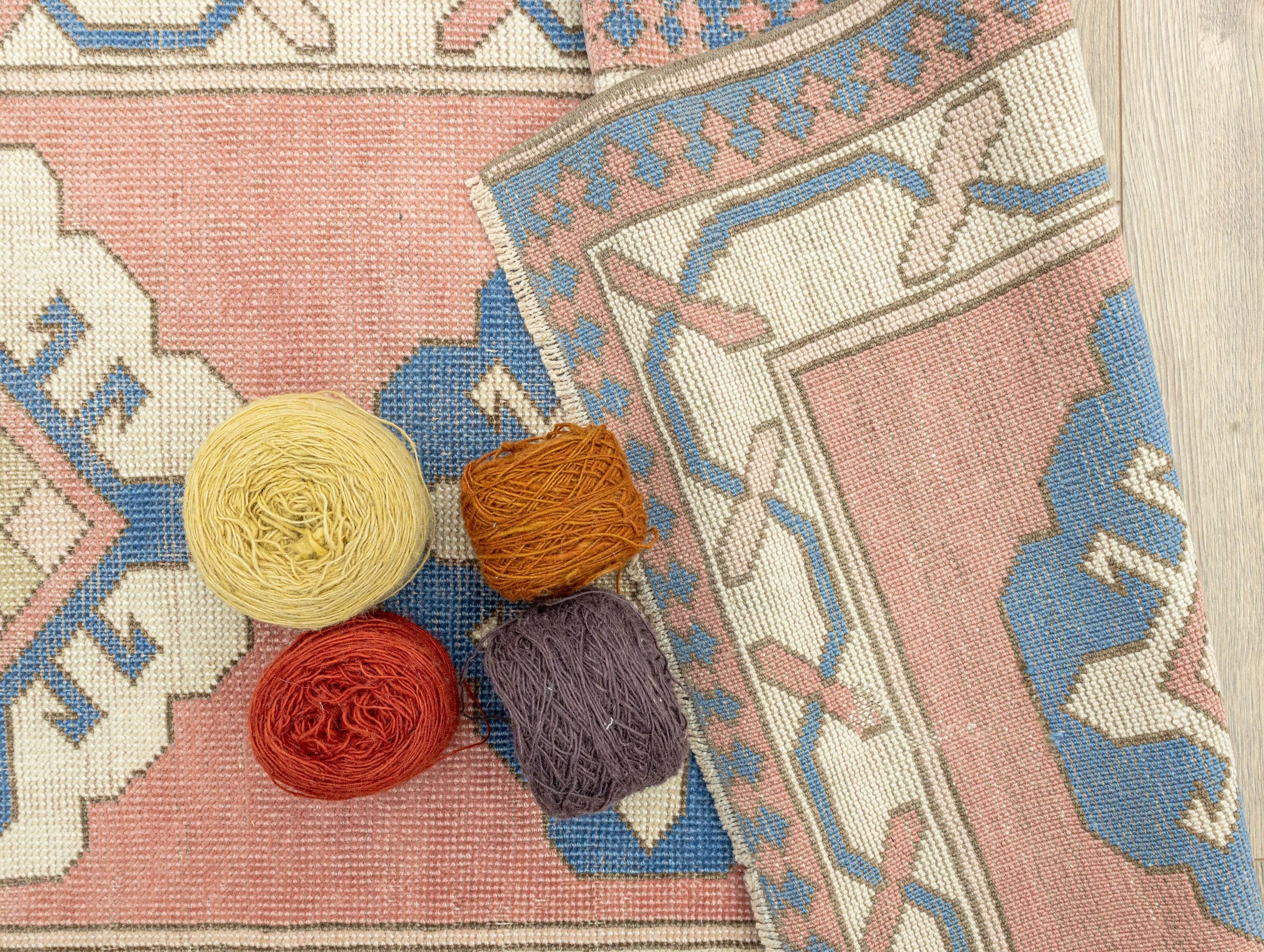 ヴィンテージ ウシャック ランナーラグ：手織りトルコウール、コーラル