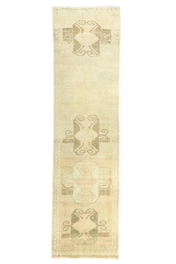 ヴィンテージ トルコ製 ウシャック ランナーラグ：手編みウール