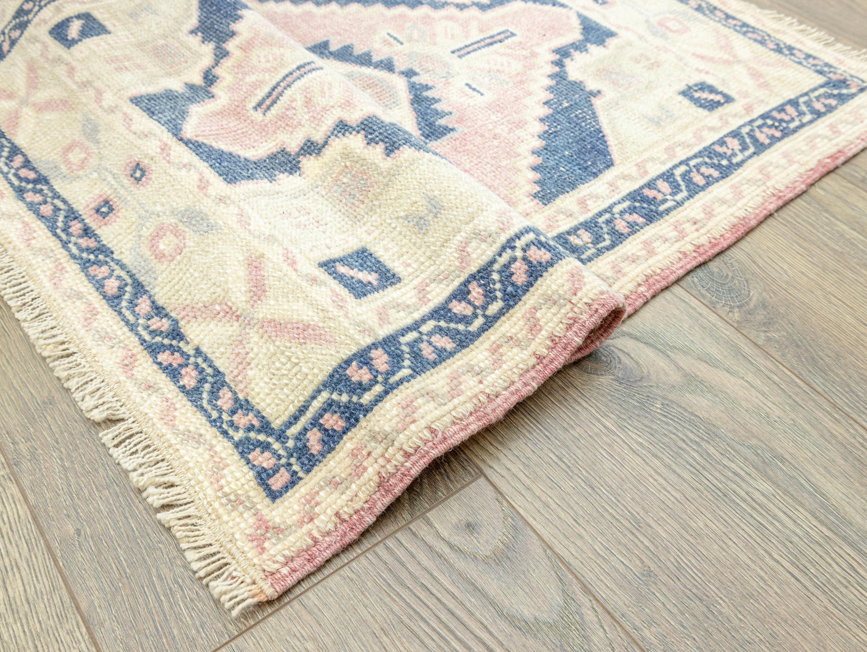 小さなヴィンテージトルコ製ウシャクラグ：ピンク＆ブルーのボヘミアン