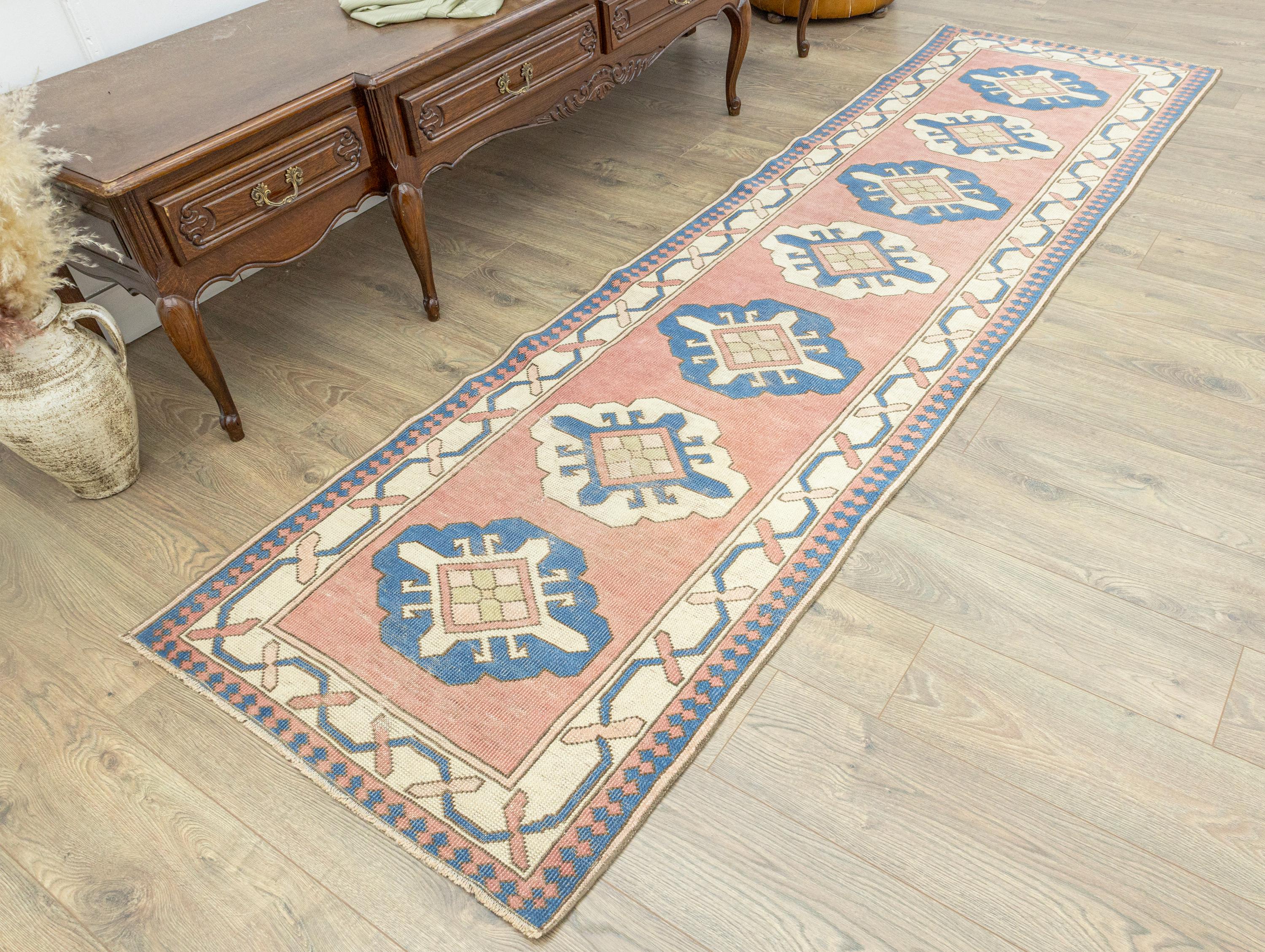 ヴィンテージ ウシャック ランナーラグ：手織りトルコウール、コーラル