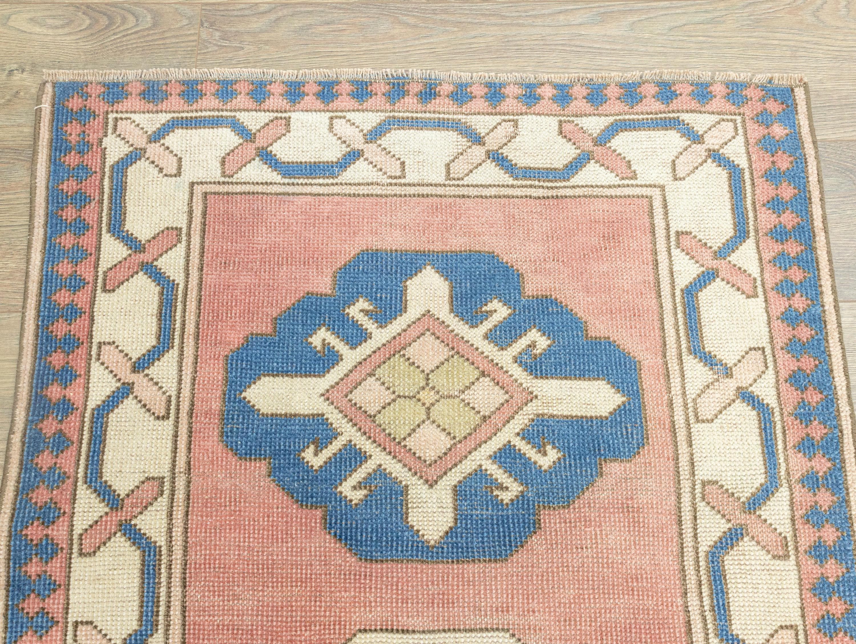 ヴィンテージ ウシャック ランナーラグ：手織りトルコウール、コーラル