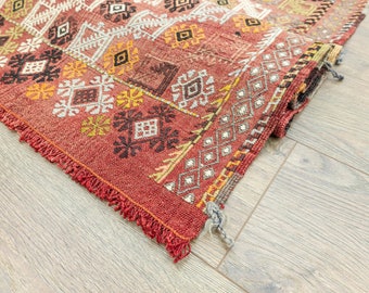 ヴィンテージ トルコ刺繍キリム 4.5x6.2フィート – 栗毛ウール