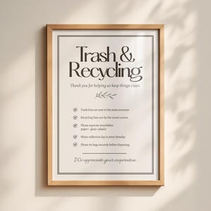 以下が含まれることがあります： 太字の「Trash & Recycling」という言葉が入った額入りのサイン。このサインには、リサイクル可能なものを分別したり、袋を結んだりするなど、廃棄に関する指示が含まれています。このサインは木製のフレームに入っています。