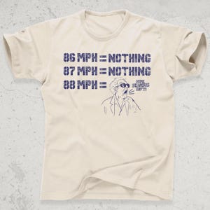 88 mph T-shirt – Time Travel Movie Quote T-shirt – Retro Sci-Fi-grafik T-shirt – Nostalgisk popkultur T-shirt