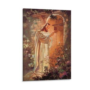Puede incluir: Impresión enmarcada que representa una figura con una túnica blanca llamando a una puerta de madera. La escena está ambientada en un jardín con exuberante vegetación y flores. La obra de arte tiene una paleta de colores cálidos.