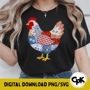 Può includere: T-shirt nero con un motivo a patchwork di gallina. La gallina ha cresta e bargigli rossi, becco e zampe gialle e un corpo composto da toppe di tessuto fantasia rosse, bianche e blu. Il testo in basso recita "DIGITAL DOWNLOAD PNG/SVG".