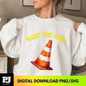 Puede incluir: Sudadera blanca con el texto amarillo "HOIST THE CONE" sobre un cono de tr&aacute;fico naranja y blanco. La sudadera tambi&eacute;n tiene el texto "DIGITAL DOWNLOAD PNG/SVG" en negro y amarillo.