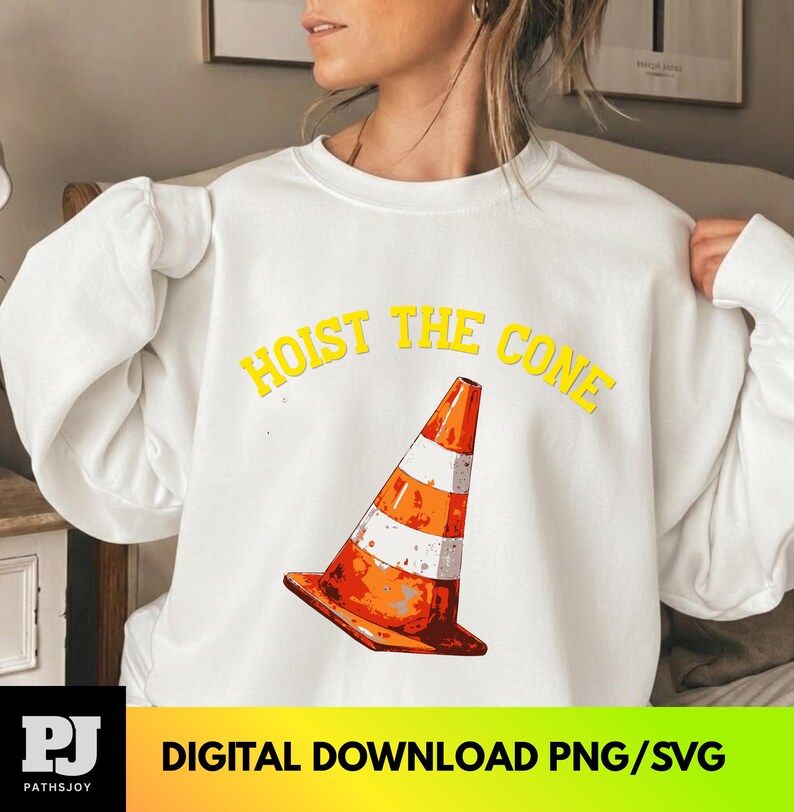 Puede incluir: Sudadera blanca con el texto amarillo "HOIST THE CONE" sobre un cono de tr&aacute;fico naranja y blanco. La sudadera tambi&eacute;n tiene el texto "DIGITAL DOWNLOAD PNG/SVG" en negro y amarillo.