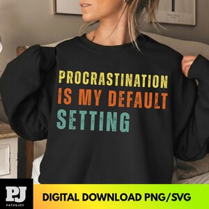 Uitstel is mijn standaardinstelling is een sarcastisch citaatontwerp met geestige humor en een slim statement - Funny Attitude Quote svg, png